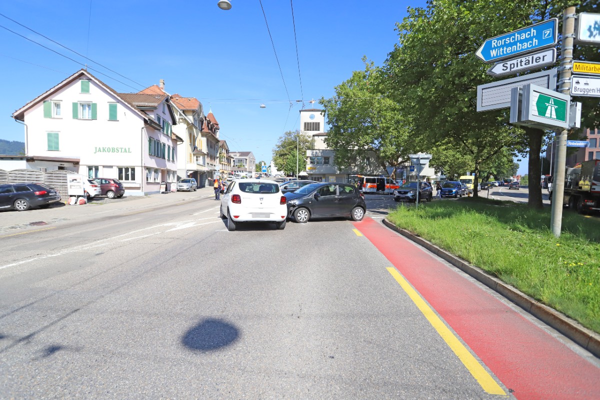 St. Gallen - Verkehrsunfall mit einem Verletzten und grossem Sachschaden