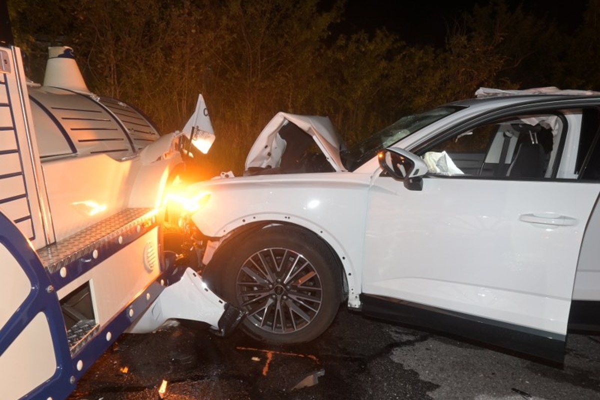 Ein Autolenker setzte zum Überholen an und verursachte einen schweren Unfall.