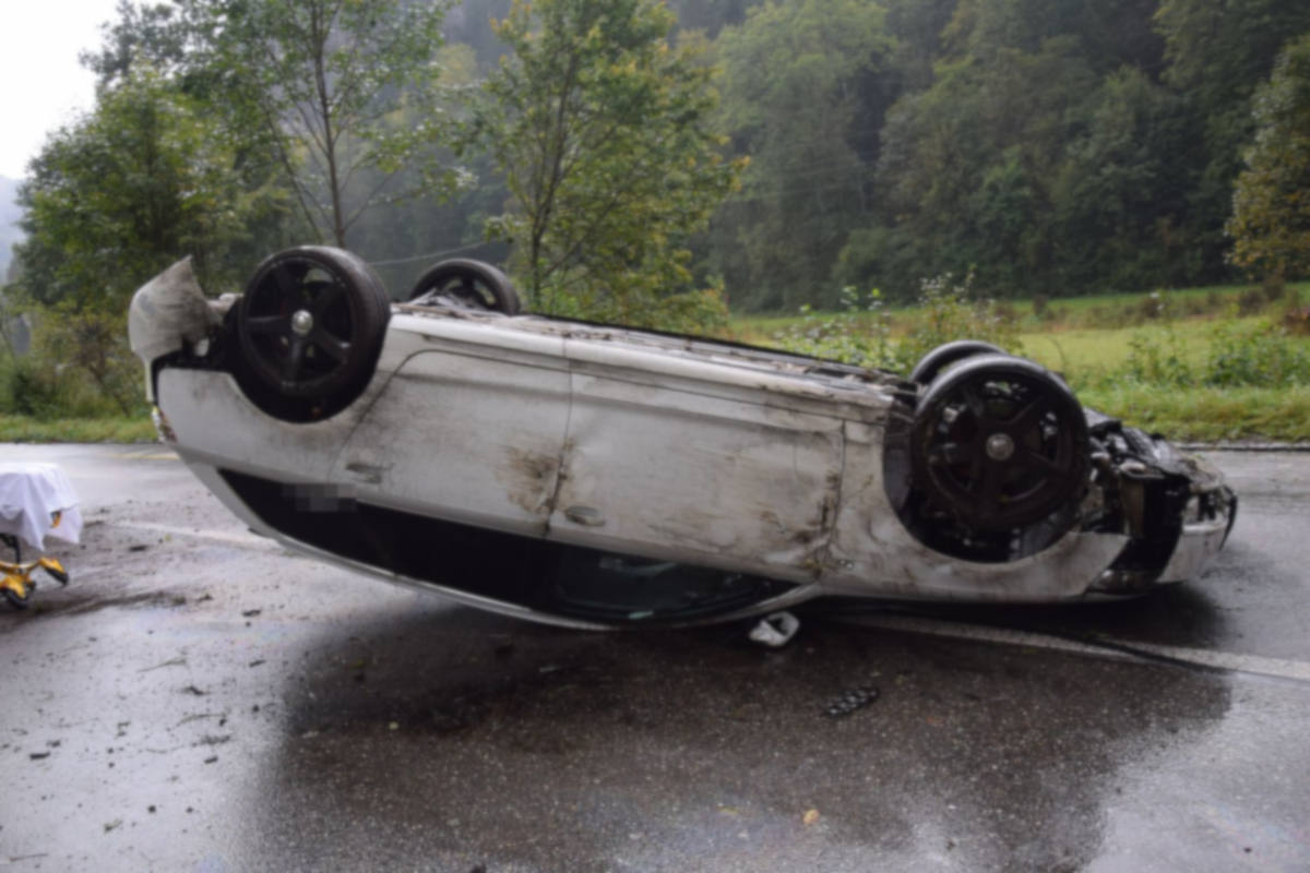 Balsthal SO – Auto landet nach Selbstunfall auf dem Autodach