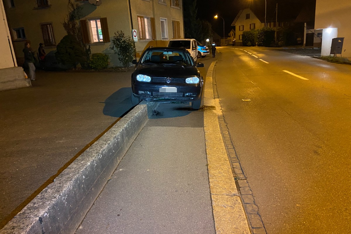 In Boniswil AG ist ein VW Lenker verunfallt.