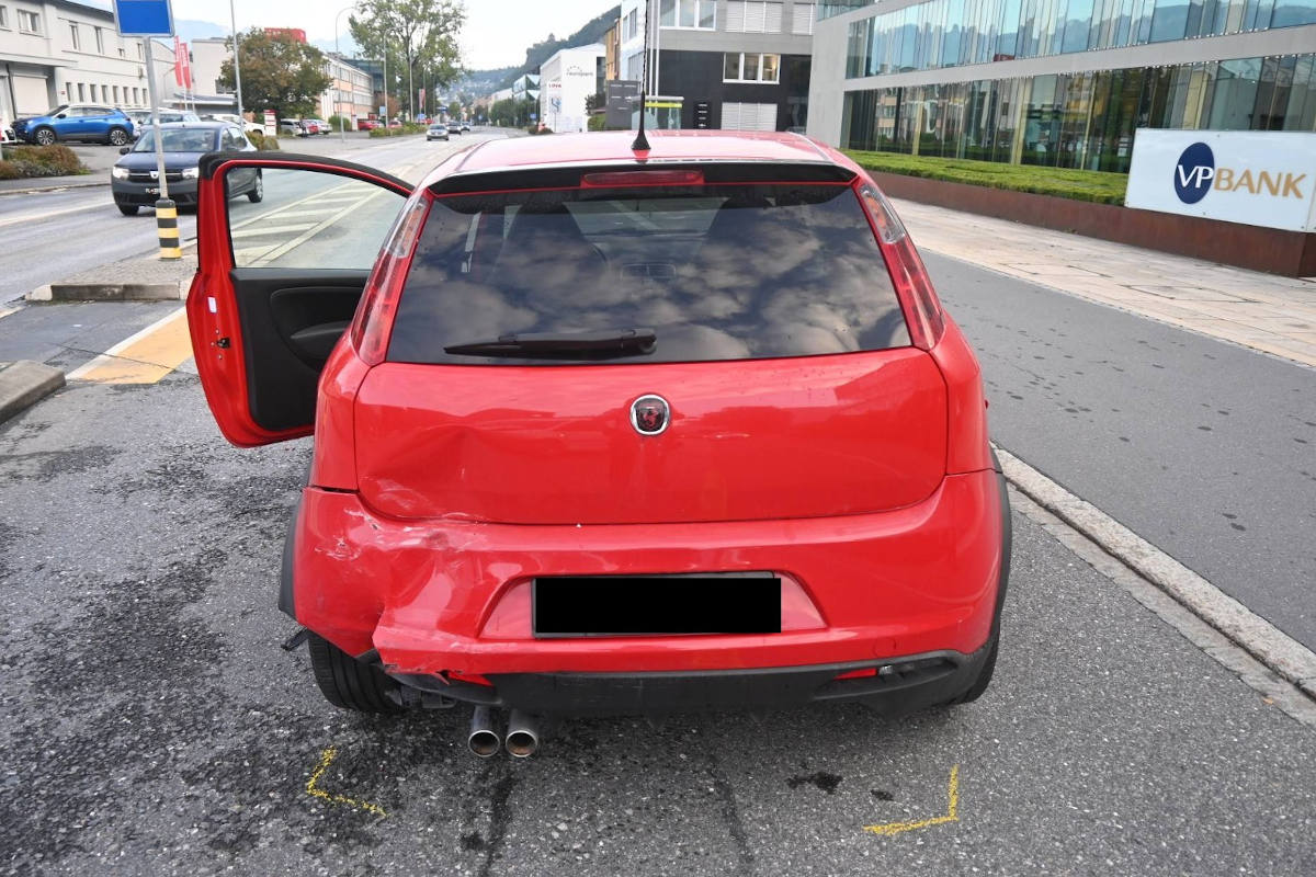 Eine Person bei Auffahrunfall am Montagmorgen verletzt