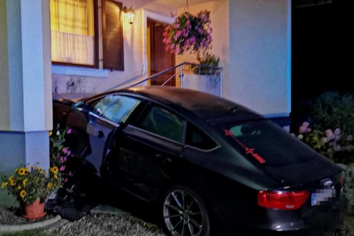 Zwei Insassen im Audi verletzten sich beim heftigen Aufprall.