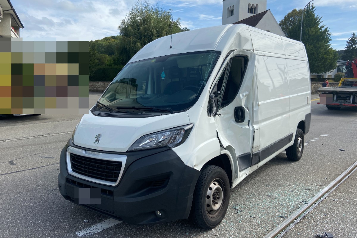 Die beiden Insassen vom Lieferwagen verletzten sich bei der Kollision mit dem Zug in Unterkulm AG.