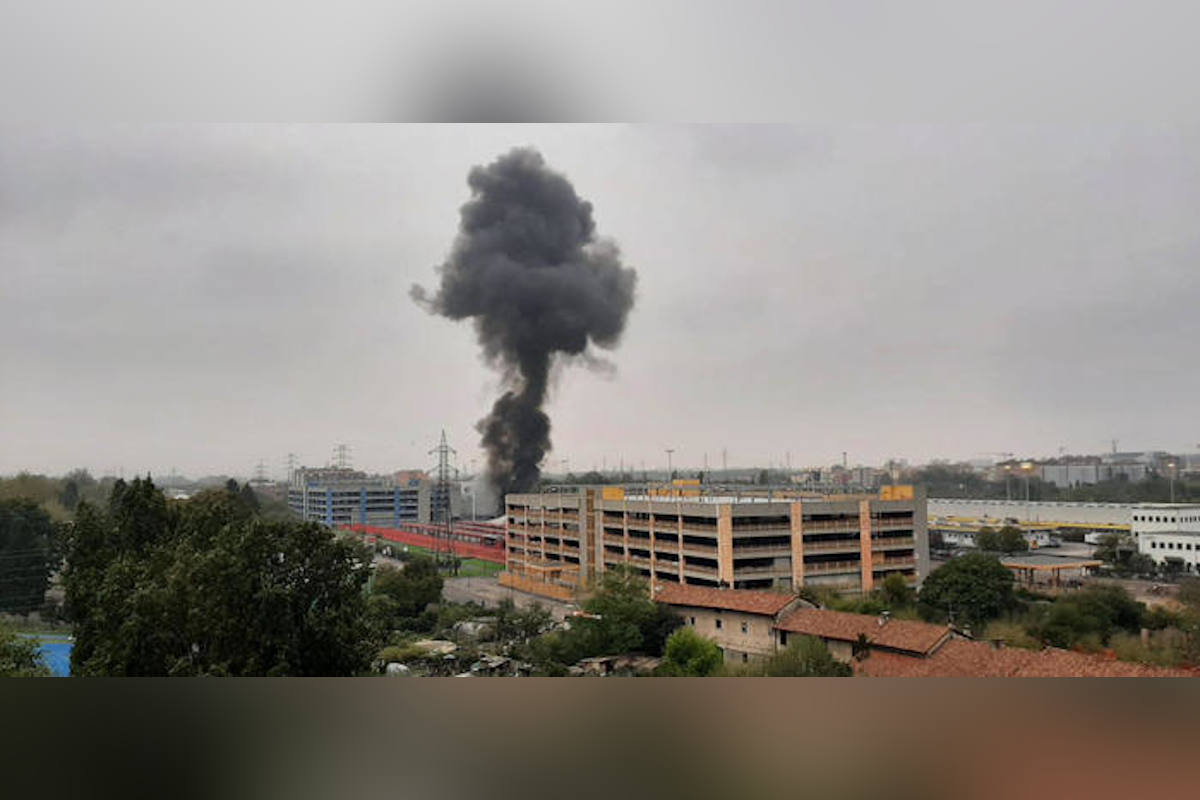 Flugzeug stürzt in Mailand in Gebäude – 8 Tote