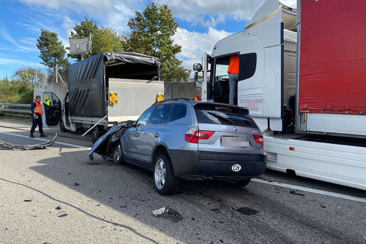  Auffahrkollision mit drei beteiligten Fahrzeuge auf der A1 bei Wiedlisbach