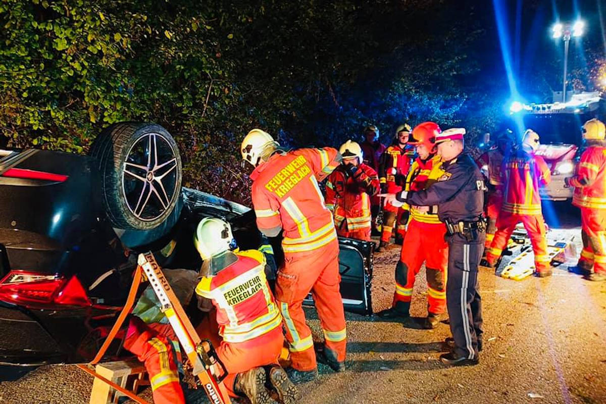 In mehrere Straßenlaternen gekracht und überschlagen
