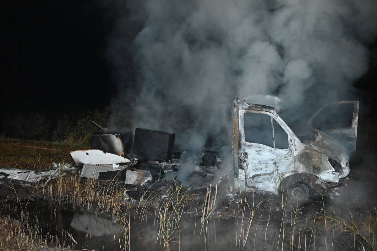 Mit gestohlenem Lieferwagen Unfall gebaut und angezündet