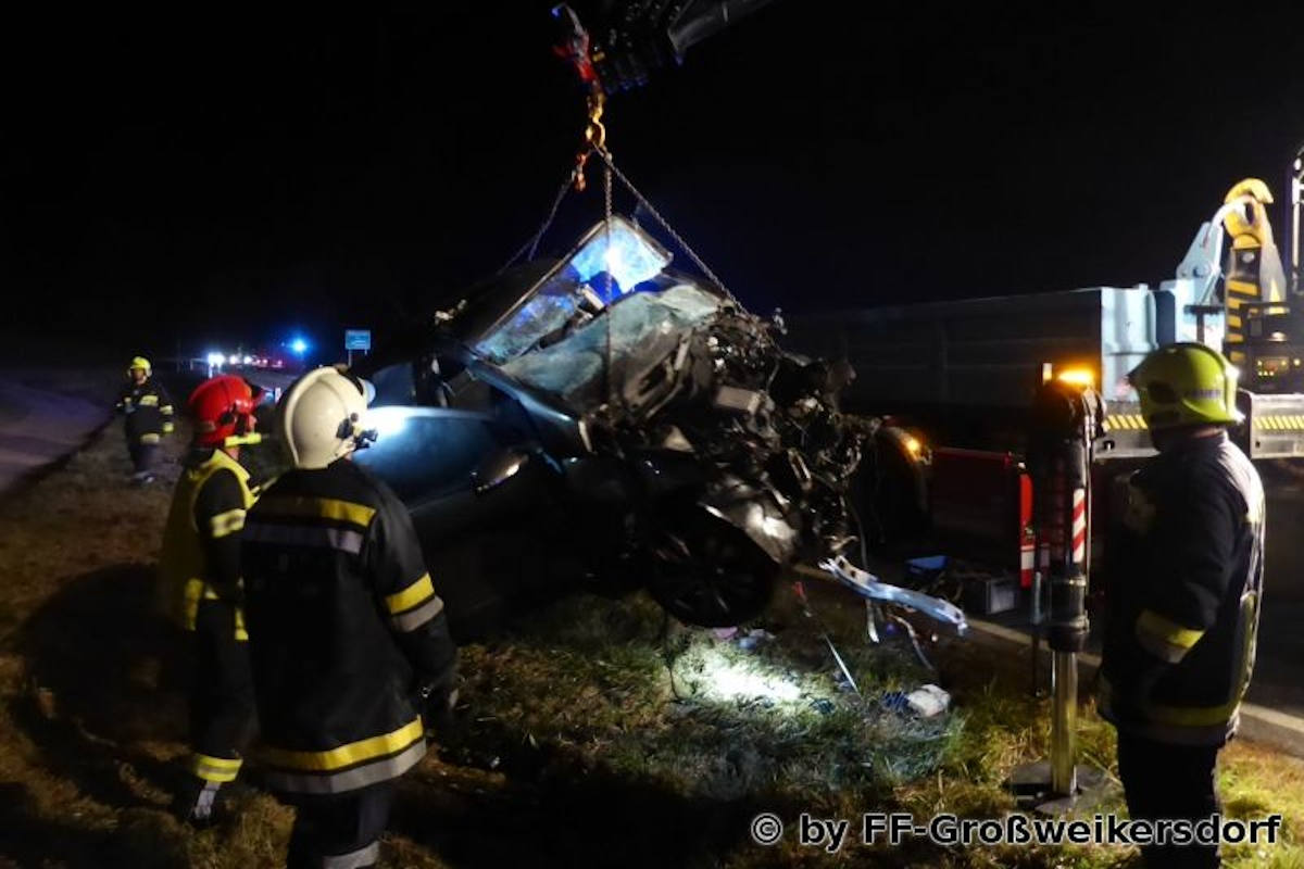 Unfall mit zwei schwer verletzten Personen in Großweikersdorf