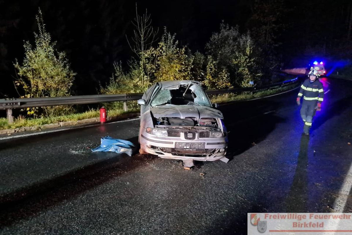 Pkw prallte gegen Böschungsmauer