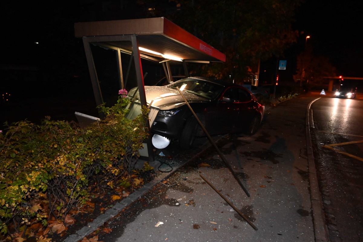 Niederuzwil SG - Frau baut im Maserati Selbstunfall wegen einer Katze