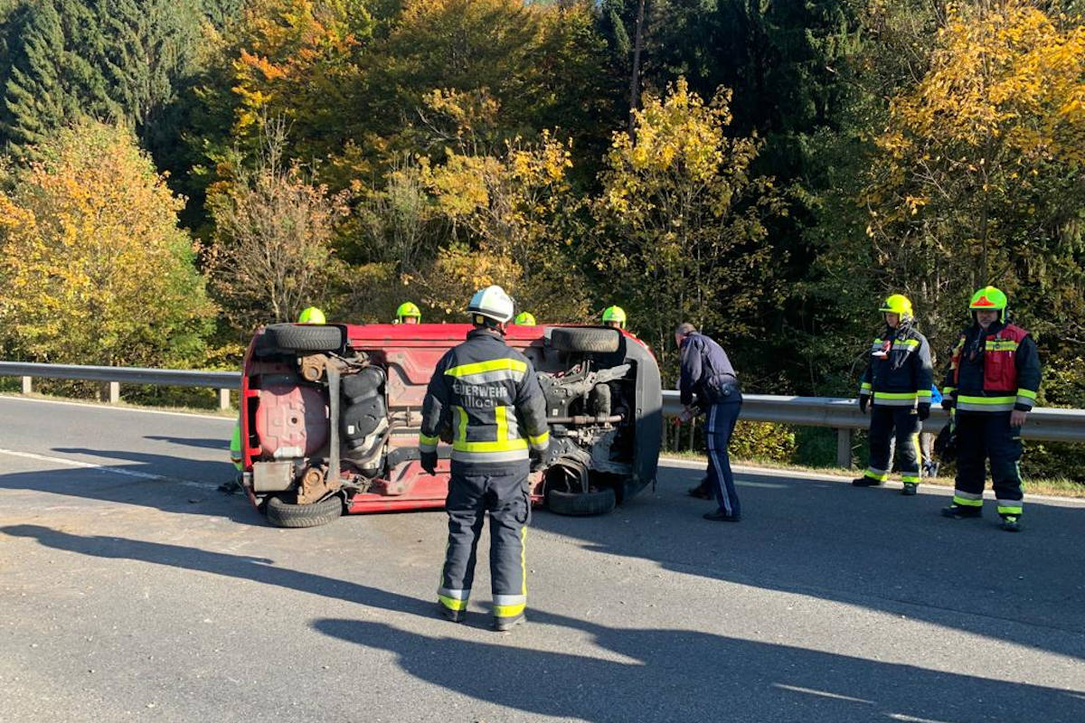 In Lärmschutzwand  gekracht und überschlagen