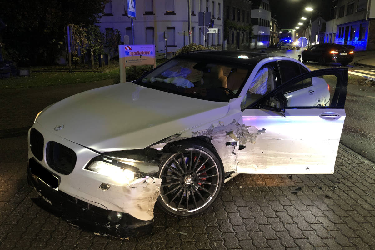  BMW kollidierte frontal mit einem entgegenkommenden Fahrzeug