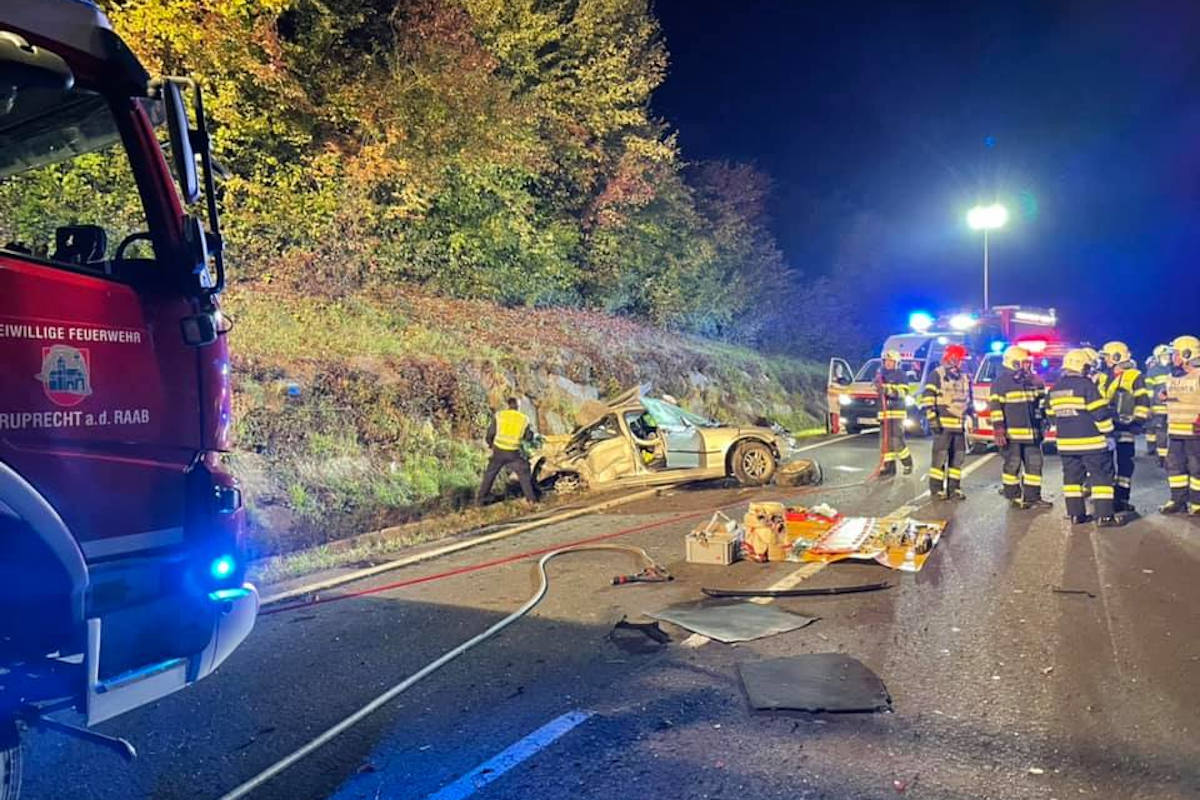  Mit PKW von der Fahrbahn abgekommen