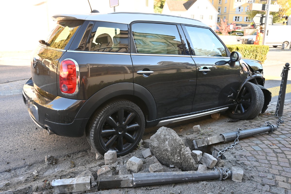 Vaduz FL - Autolenkerin prallt mit Mini in Eisenpfosten und verletzt sich