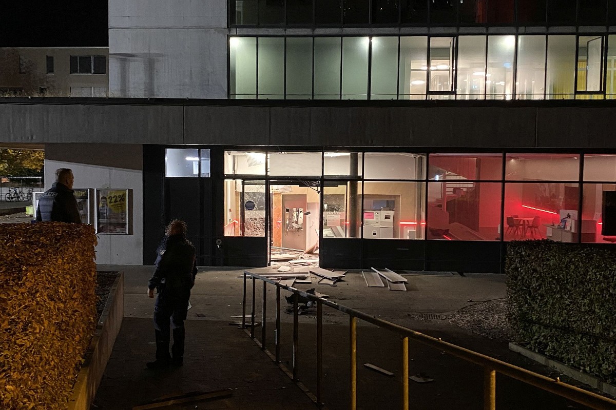 Oberwil BL - Letzte Nacht wurden zwei Bankomate gesprengt!