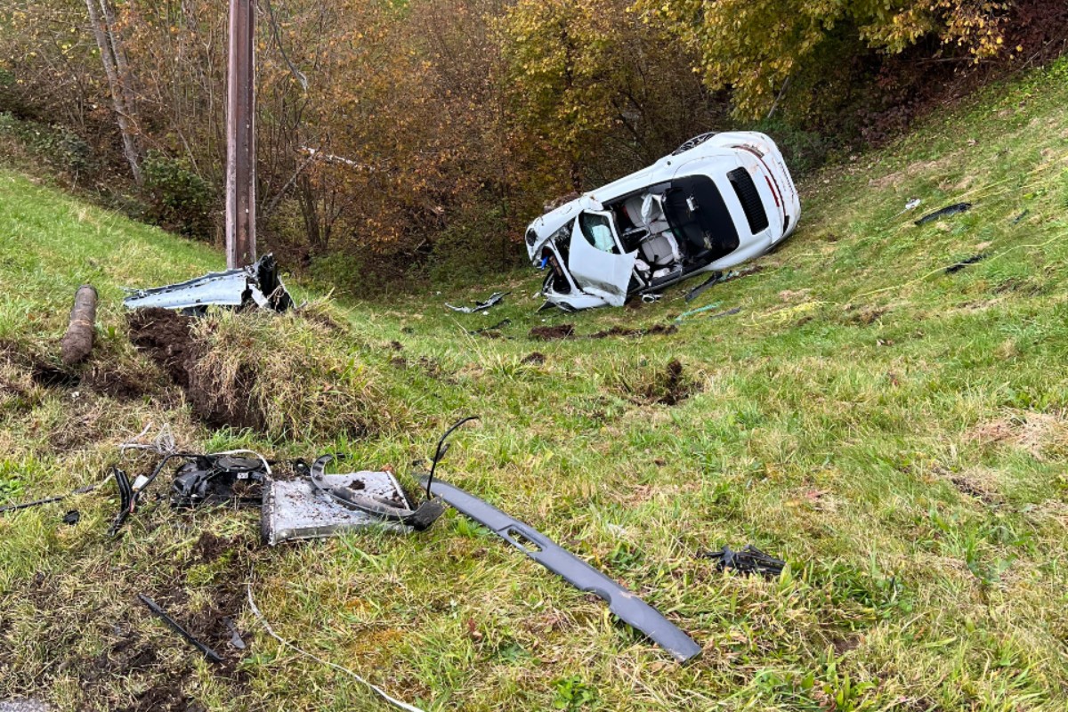Der Porsche-Lenker löste in Appenzell AI eine Kollision zwischen drei Autos aus.