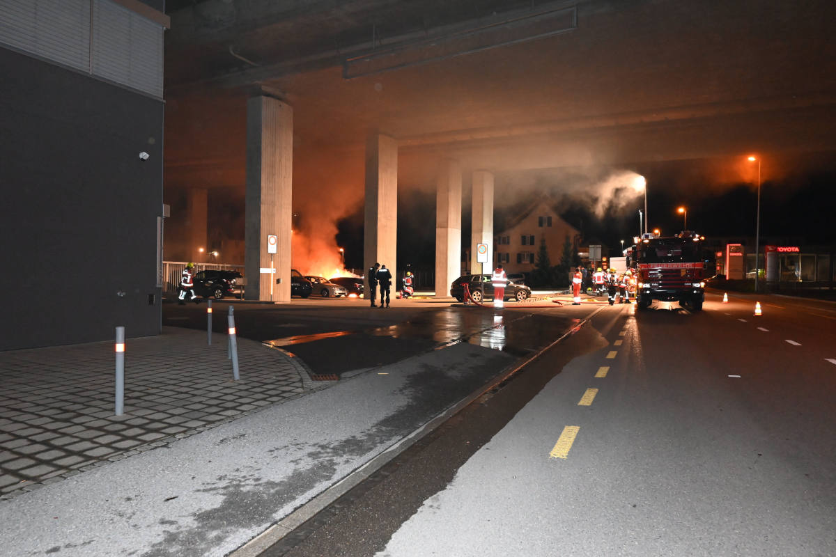 Schmerikon SG – Zwei brennende Autos auf Aussenparkplatz des Polizeistützpunkts