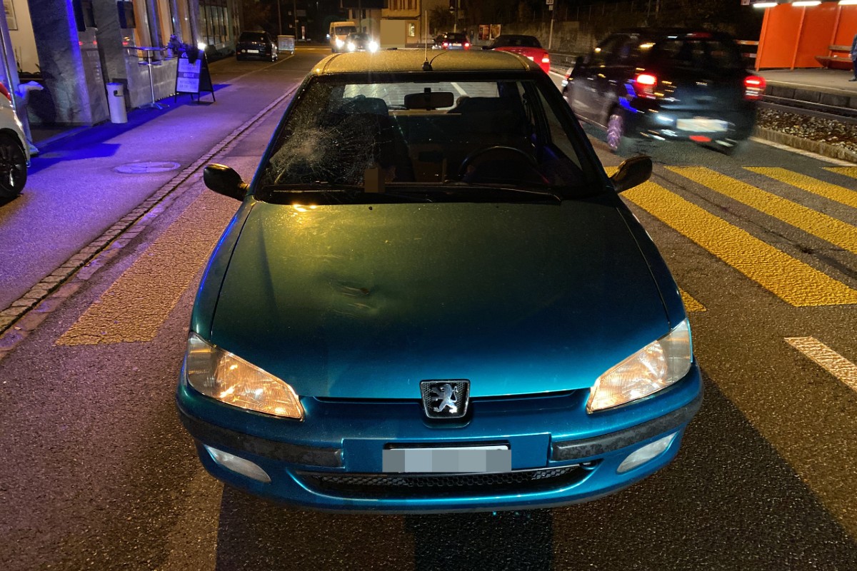 Unterentfelden AG - 87-jährige Fussgängerin auf Zebrastreifen angefahren