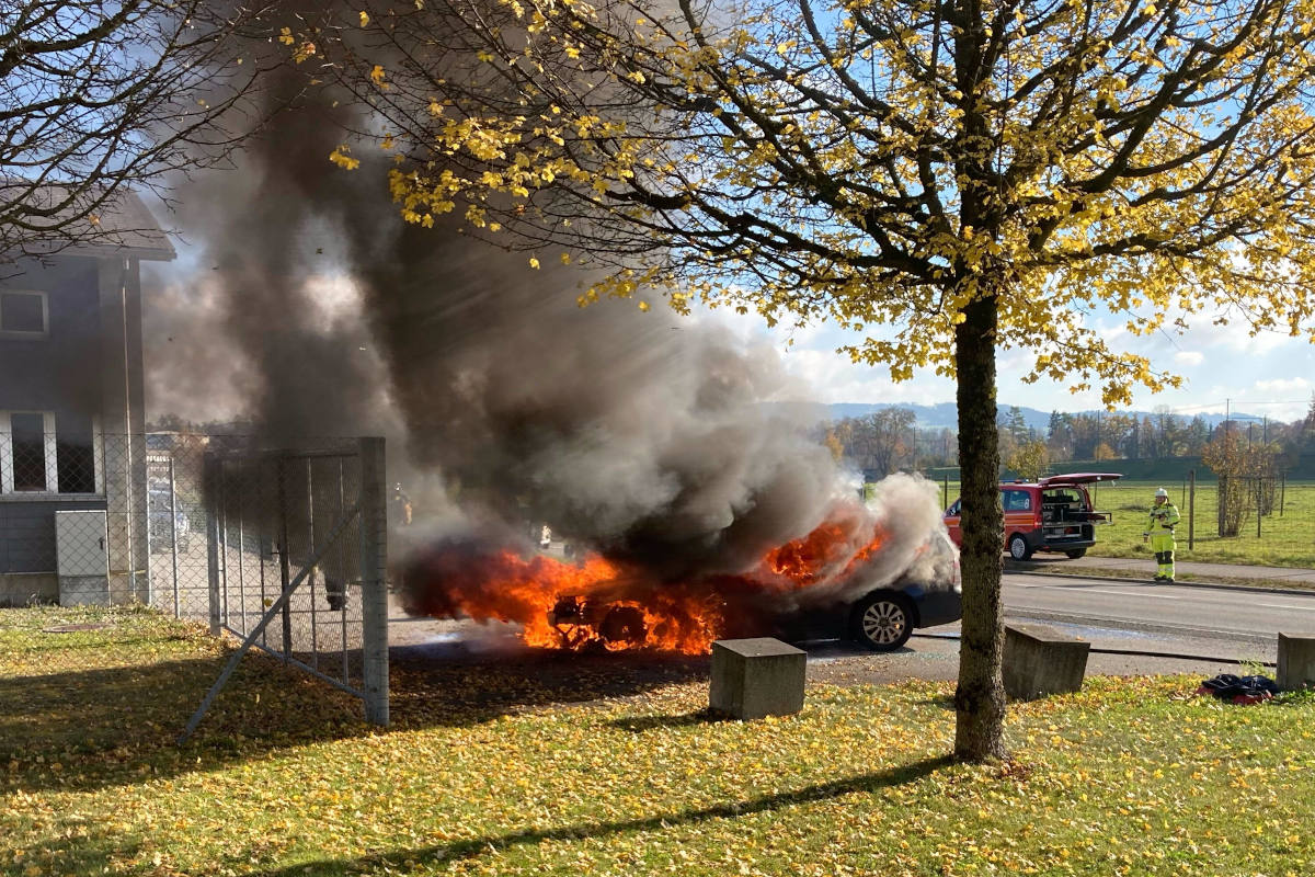 Auto in Vollbrand in Wil SG