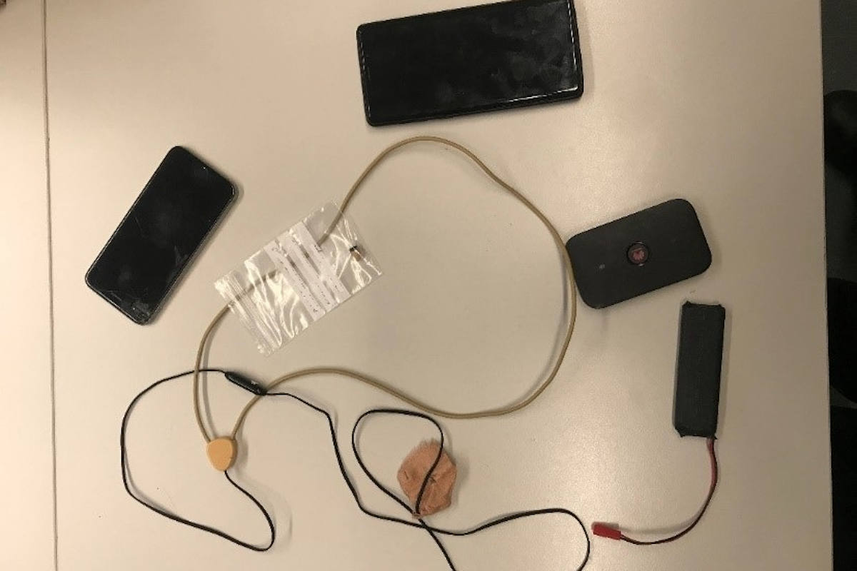 sichergestelltes IT-Equipment, das teilweise mit Klebeband direkt am Köper befestigt war