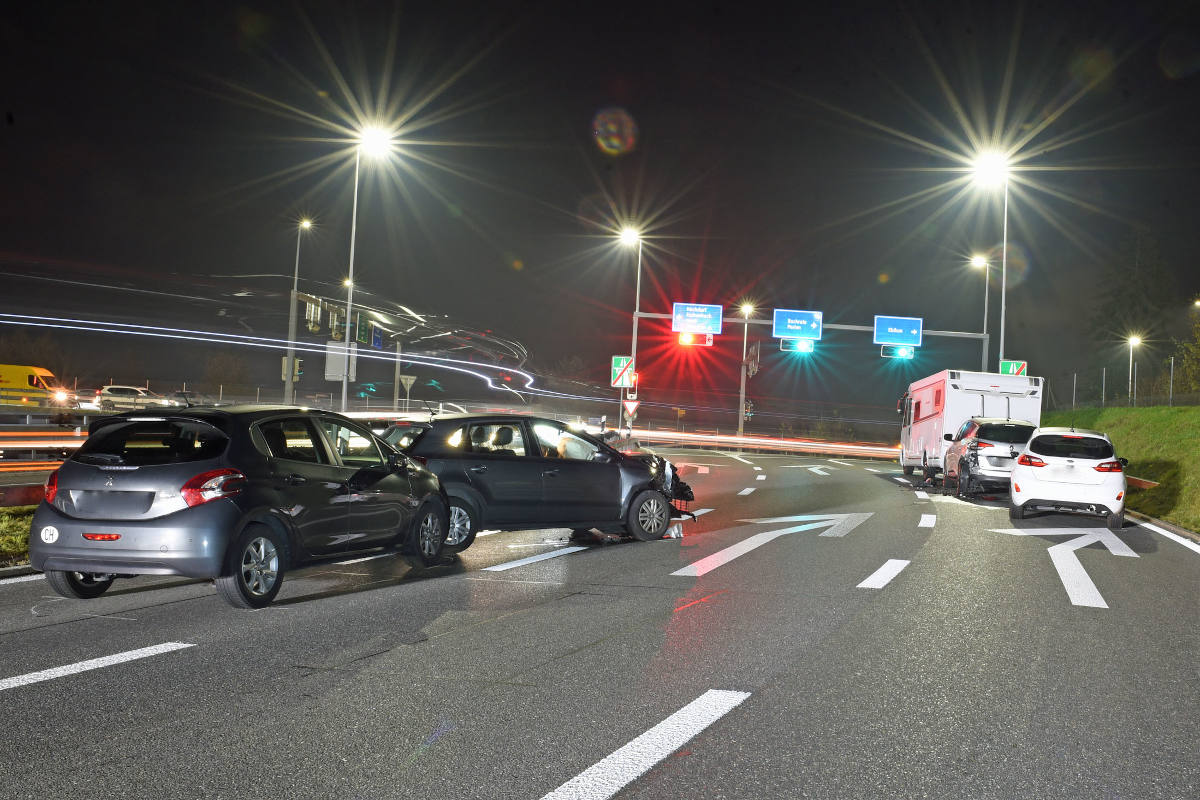 Kollision zwischen fünf Fahrzeugen auf der A14 bei Buchrain
