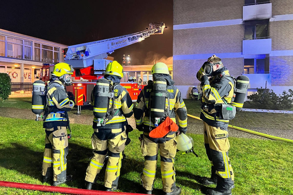 Freiwillige Feuerwehr rettet 13 Personen aus Hochhaus in Wedel
