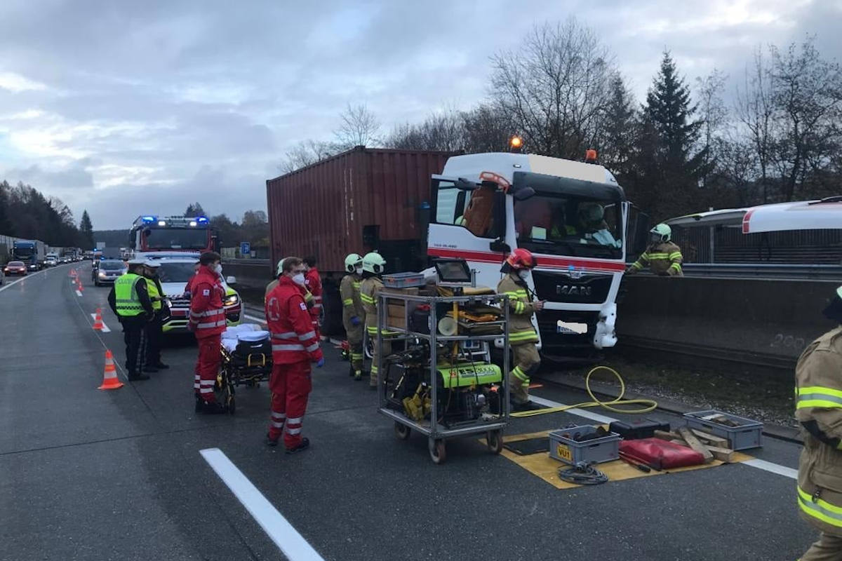 Kollision durch Reifenplatzer auf der A1