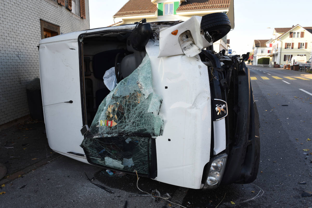 Kollision von drei Fahrzeugen in Aesch