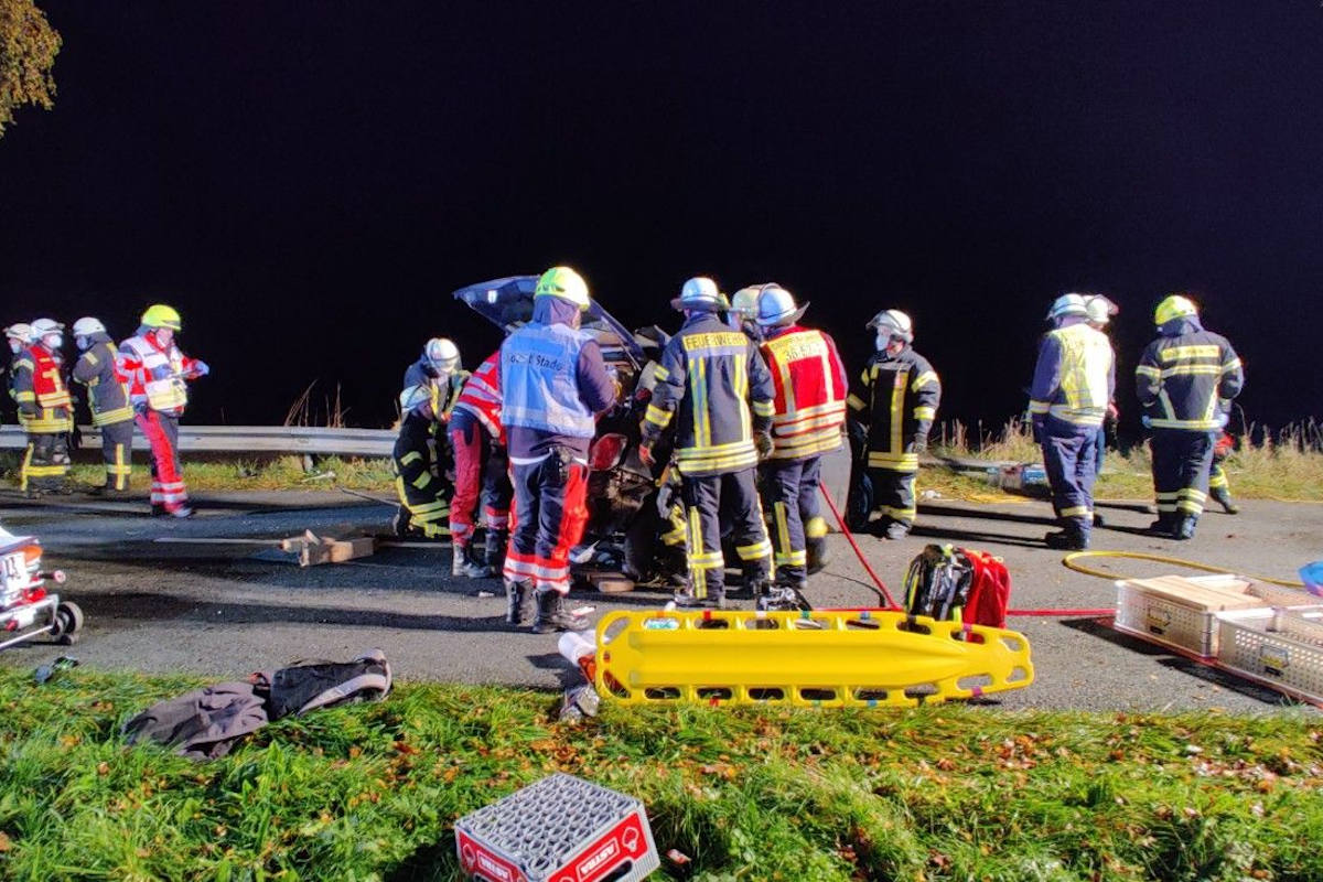 Drei zum Teil schwer verletzte Fahrzeuginsassen bei Unfall