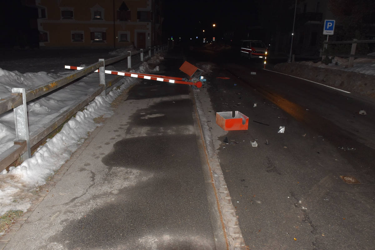 Unfallstelle in Samedan mit beschädigter Barriere