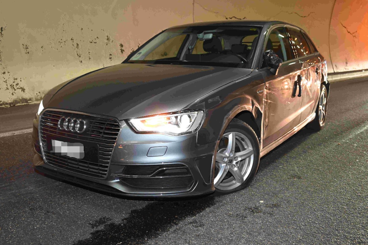 St.Gallen - Fahrunfähige Lenkerin streift Lastwagen