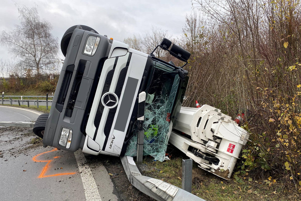 Kranlastwagen kippt in der Autobahneinfahrt