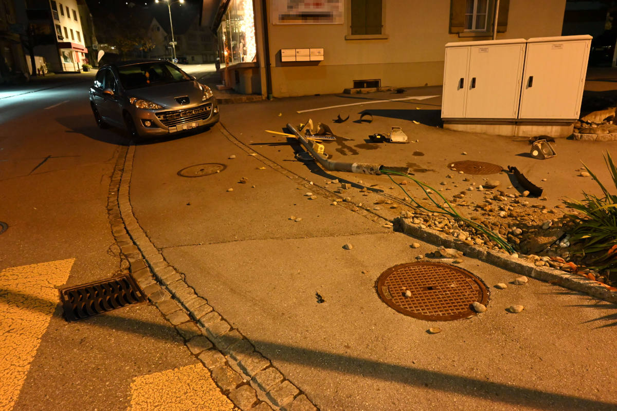 Beim Abbiegen gegen Ampel gekracht und abgehauen