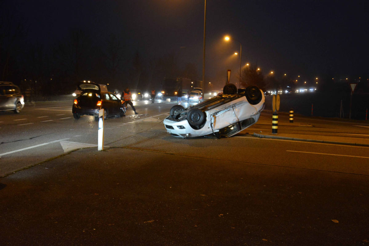 Auto landet nach Kollision auf Dach