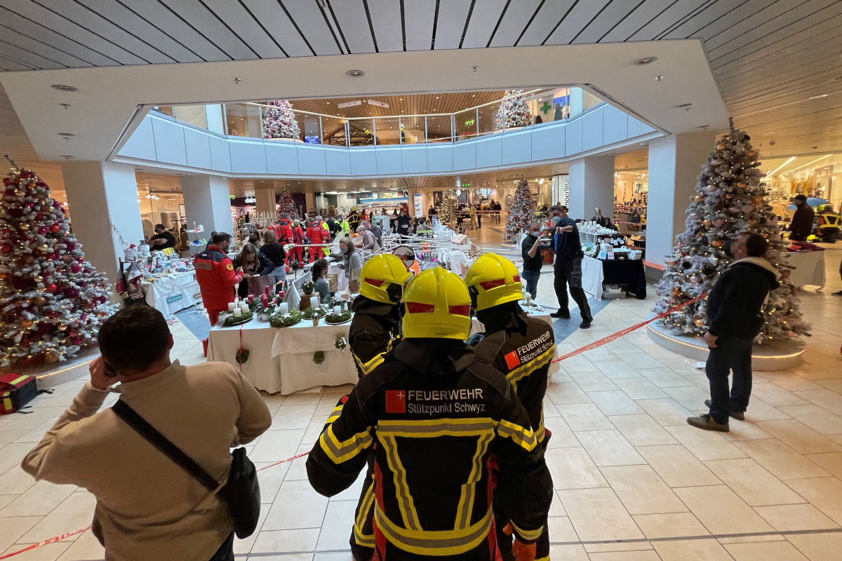Sechs Verletzte nach Absturz einer Weihnachtsdekoration