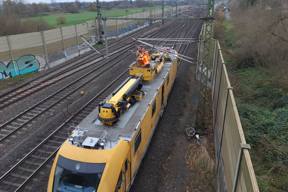 Damenrad in Bahnoberleitung geworfen
