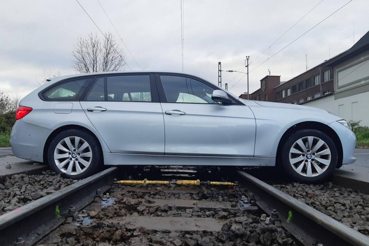 PKW auf dem Gleiskörper aufgesetzt