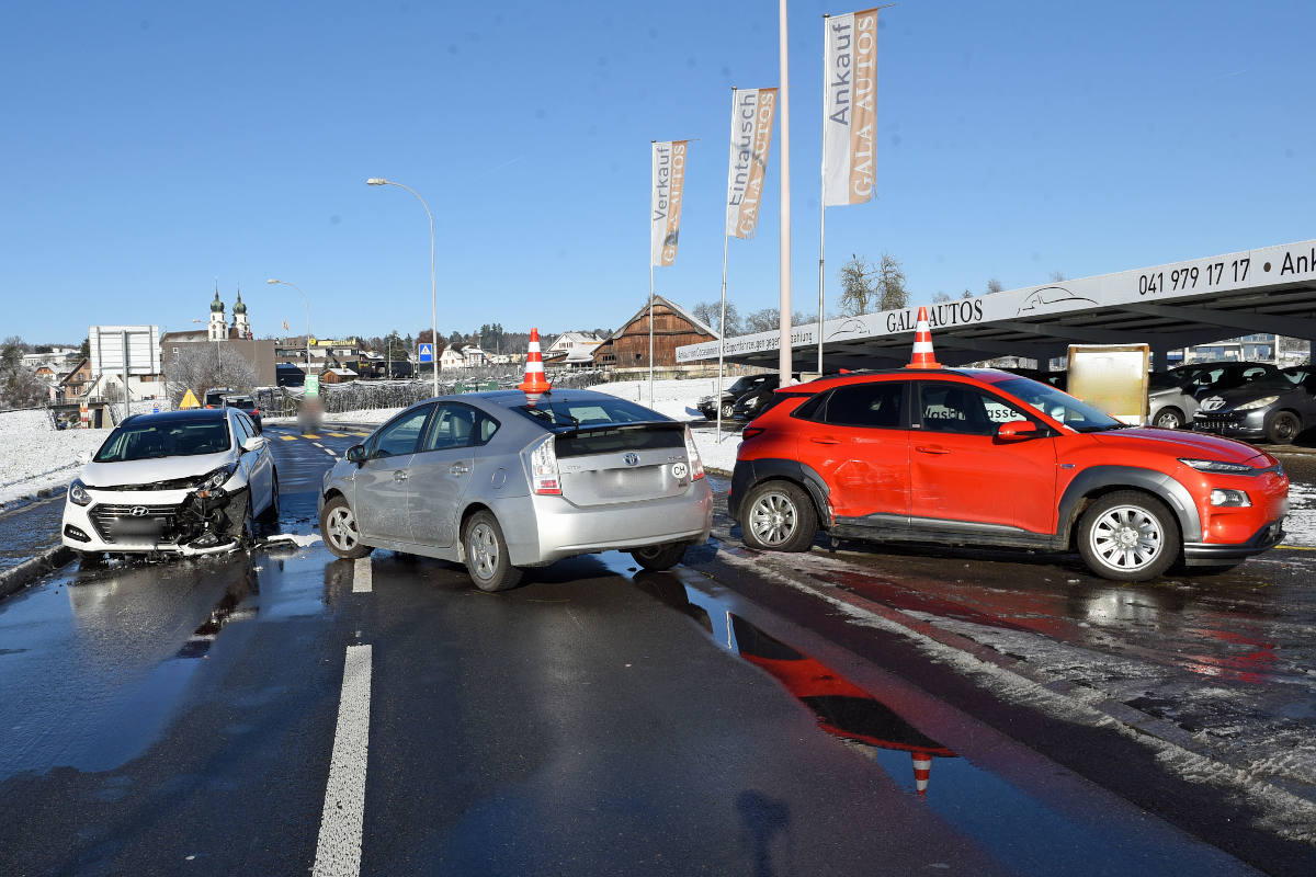 Kollision zwischen drei Autos