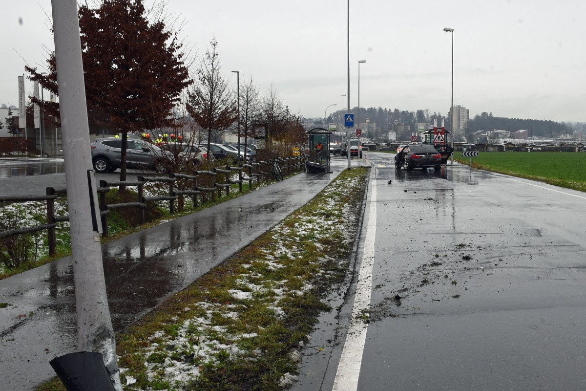 Der Autolenker verletzte sich.