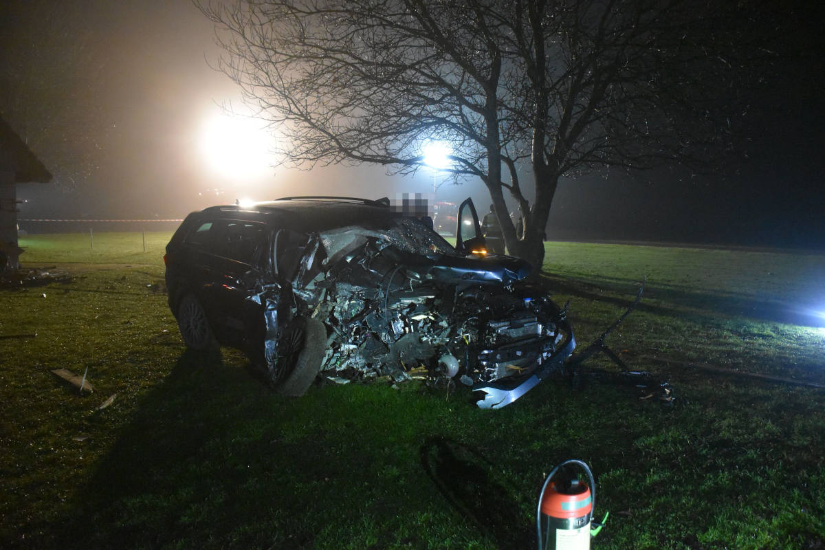 Kontrolle verloren und in Vereinslokal gekracht