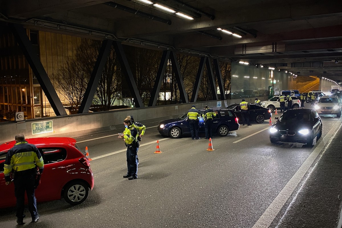 Grosskontrolle auf Dreirosenbrücke in Basel.
