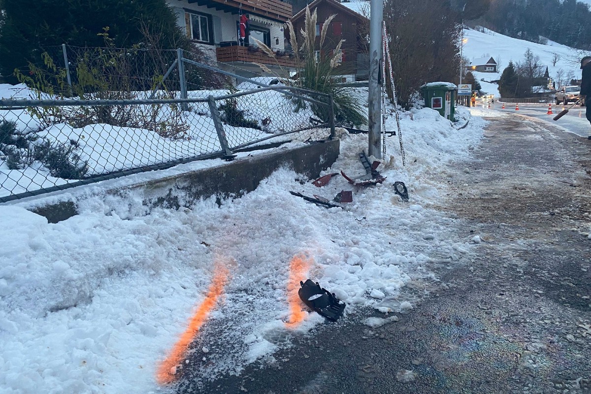 Totalschaden bei einem Selbstunfall heute in Oberägeri ZG.