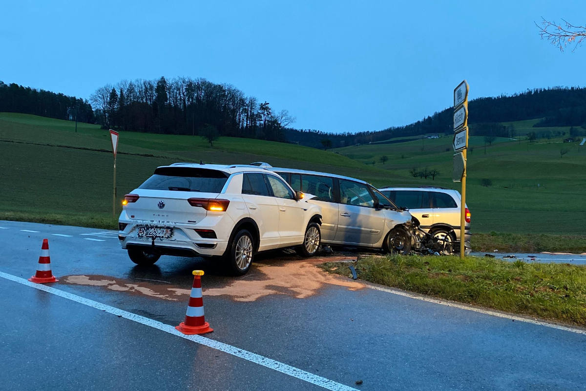 Hölstein BL – Kollision zwischen drei Personenwagen