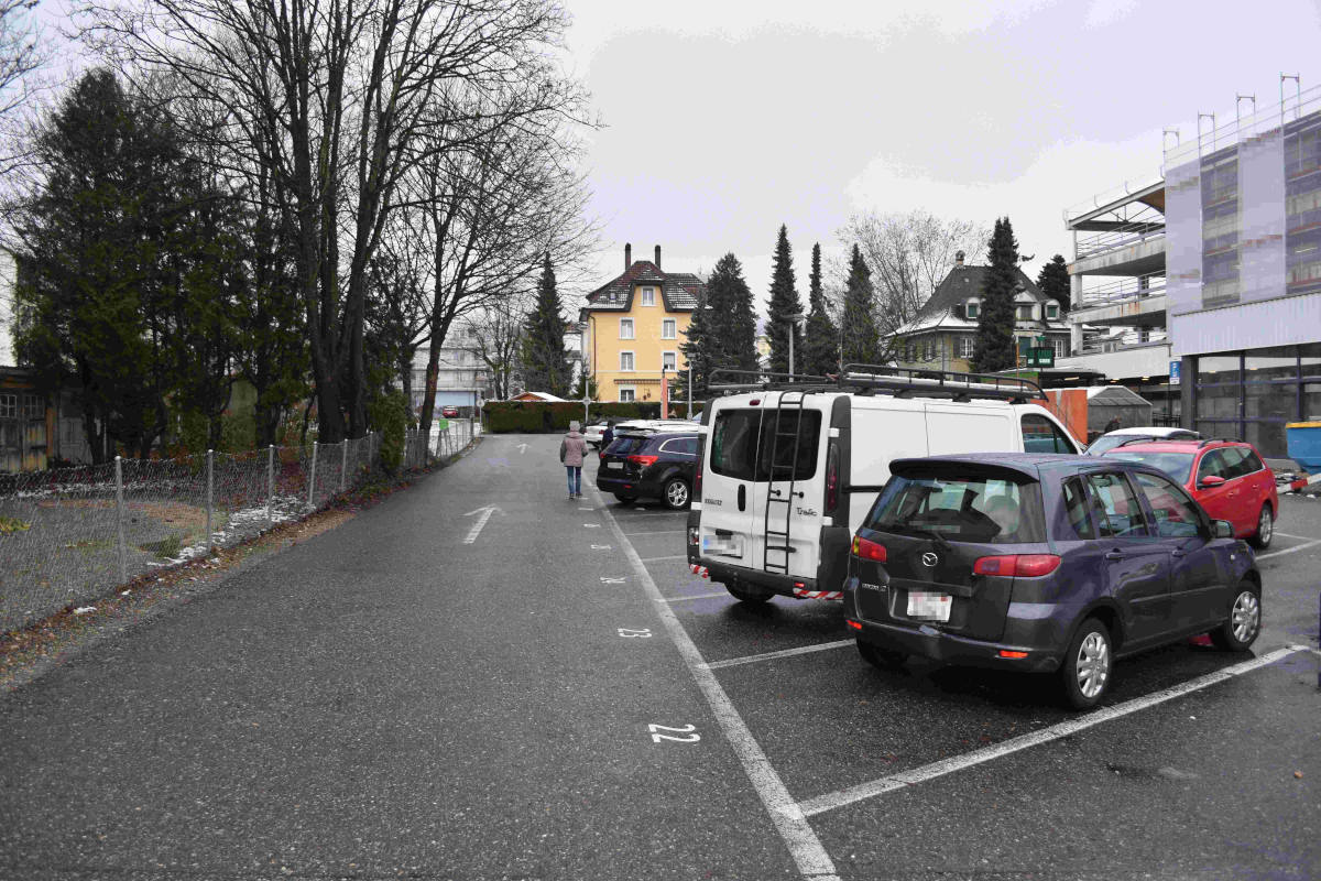 Parkiertes Auto stark beschädigt