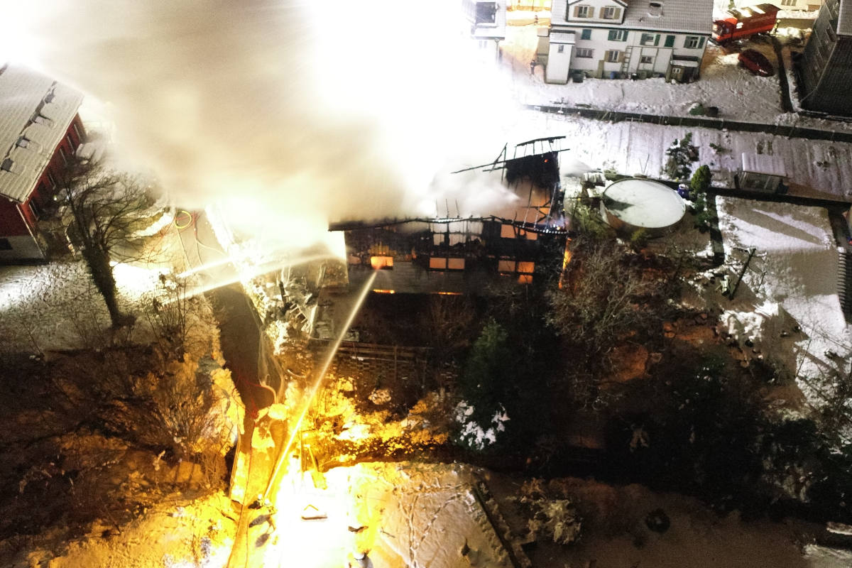 Werkstattgebäude fällt Flammen zu Opfer