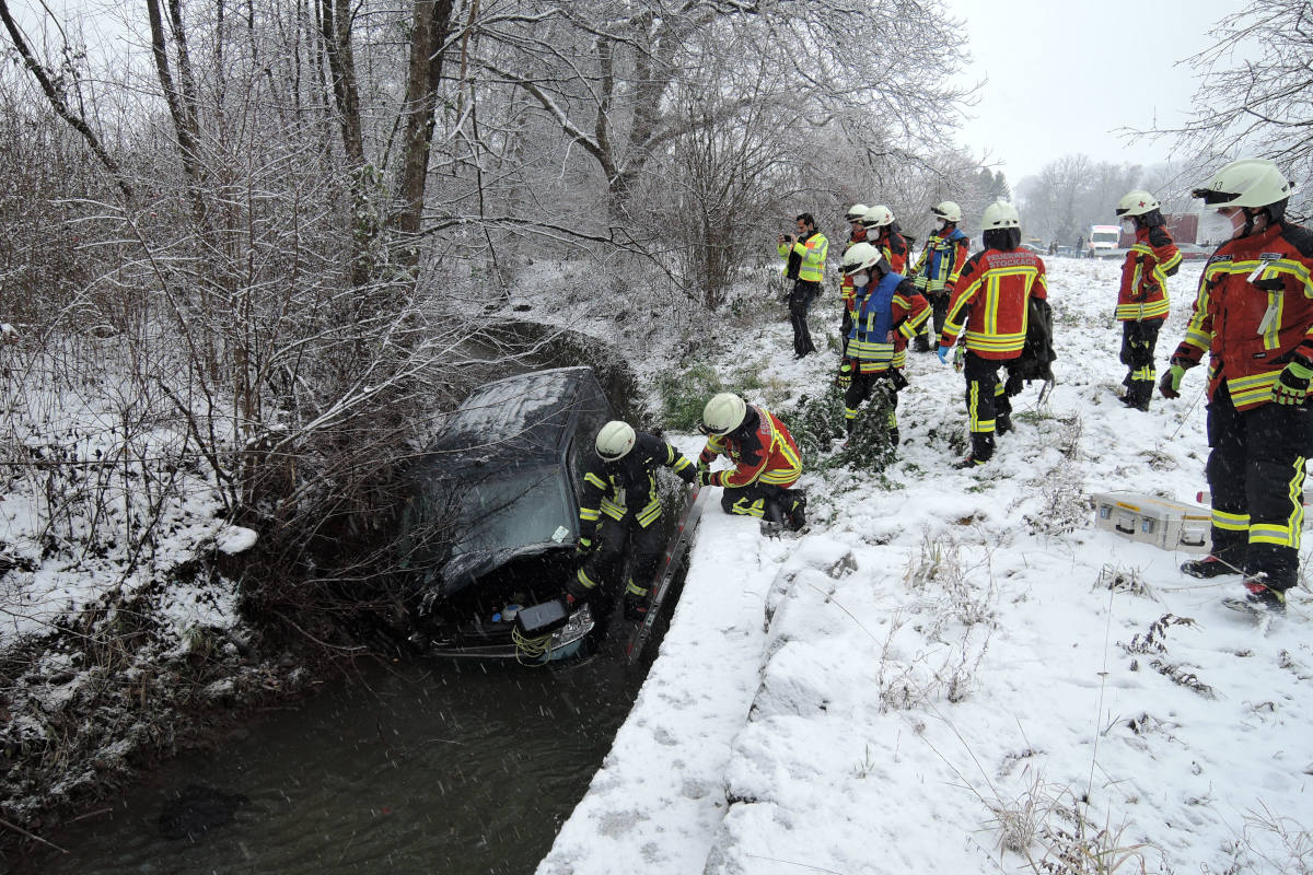 PKW landet im Bach