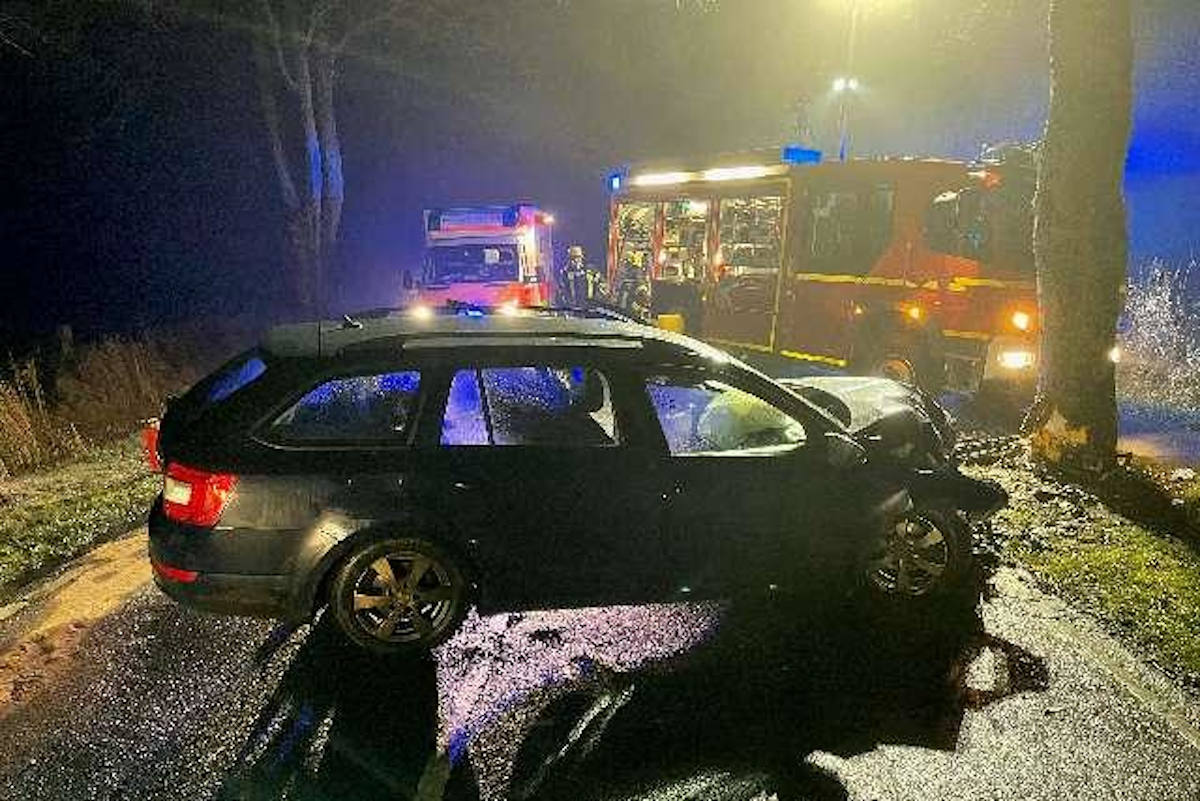 Zwei Autoinsassen bei Verkehrsunfall verletzt