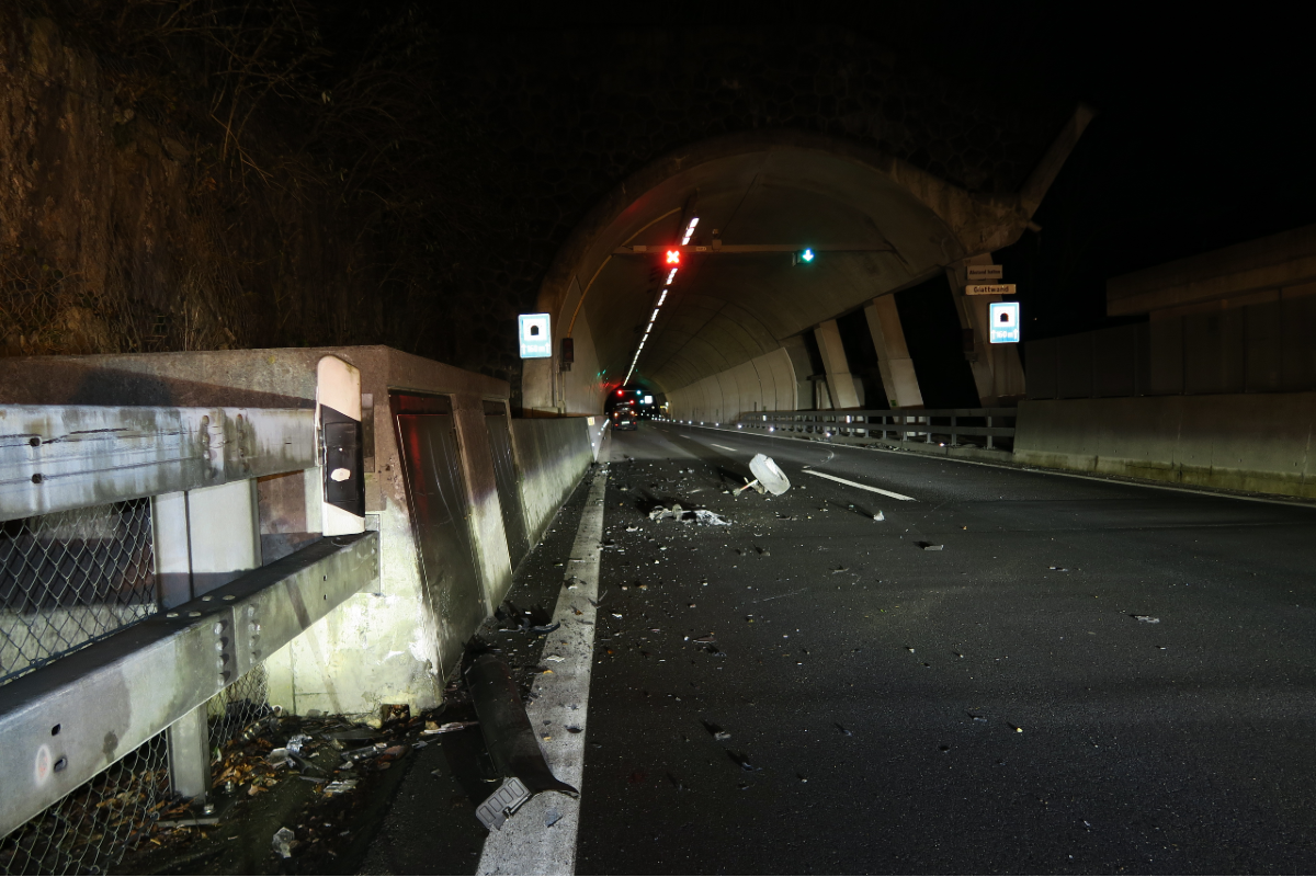 Obstalden GL - Junger Autolenker fährt auf A3 in Betonwand