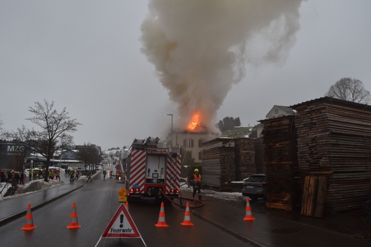 Waldstatt AR - Brand in Mehrfamilienhaus