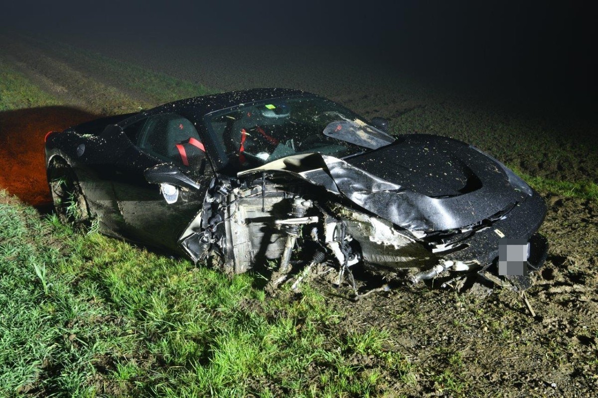 Beim Unfall in Auw AG wurde der Ferrari komplett zerstört.